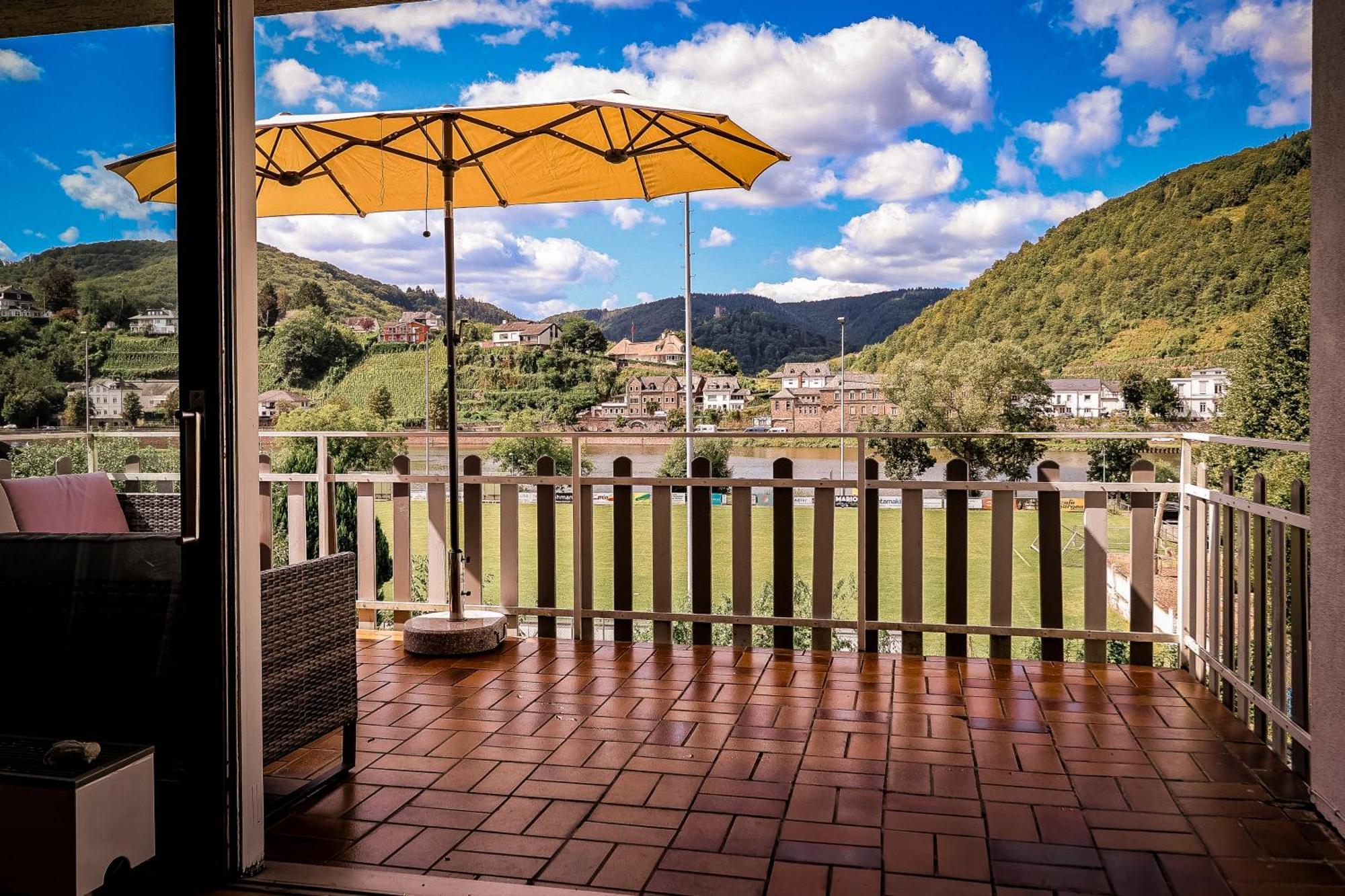 Apartamento Traumaussicht Kamin Balkon Burgblick 65 Zoll Tv Netflix Sky Joyn Lindenplatz Bullay Exterior foto