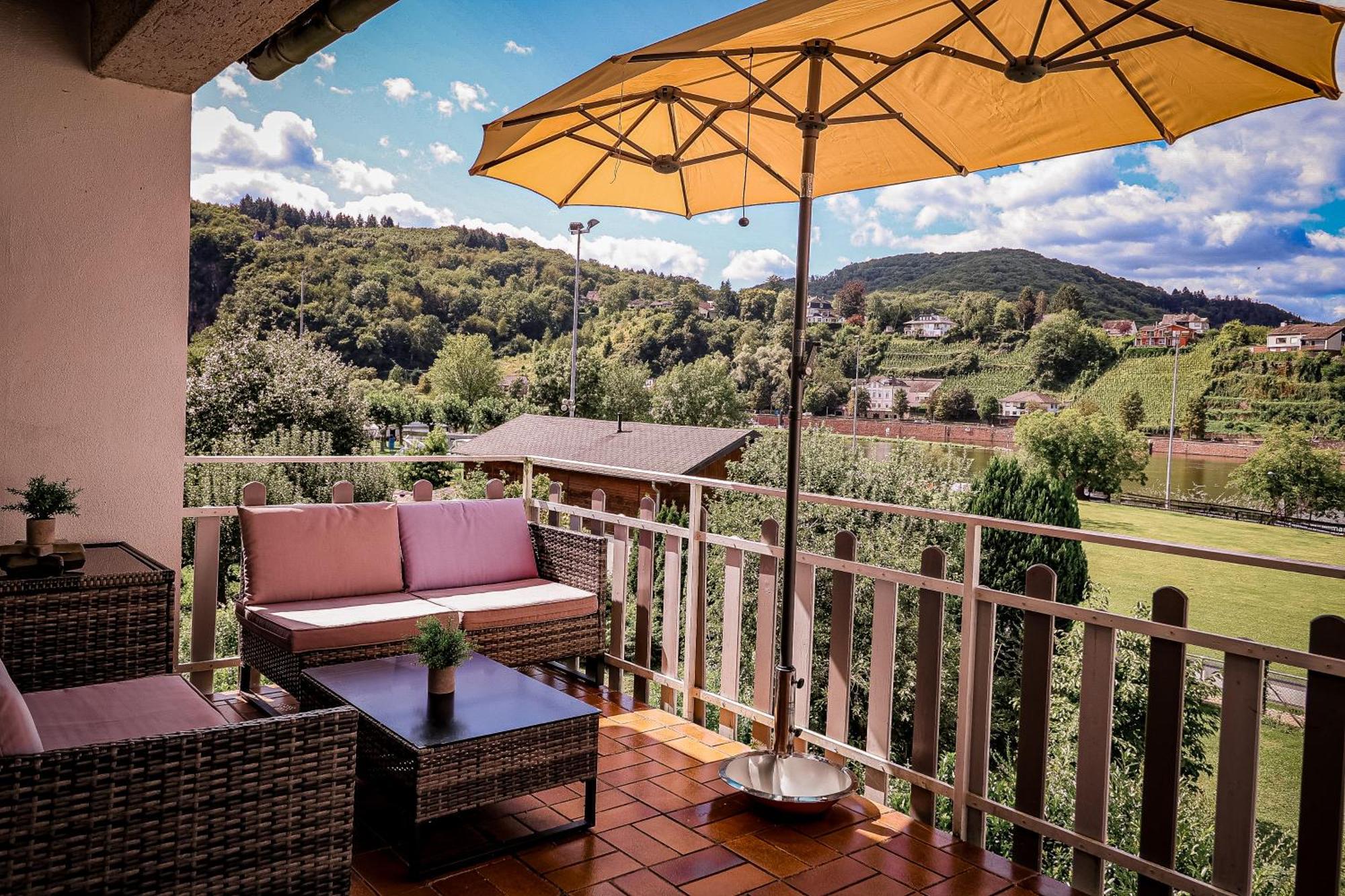 Apartamento Traumaussicht Kamin Balkon Burgblick 65 Zoll Tv Netflix Sky Joyn Lindenplatz Bullay Exterior foto